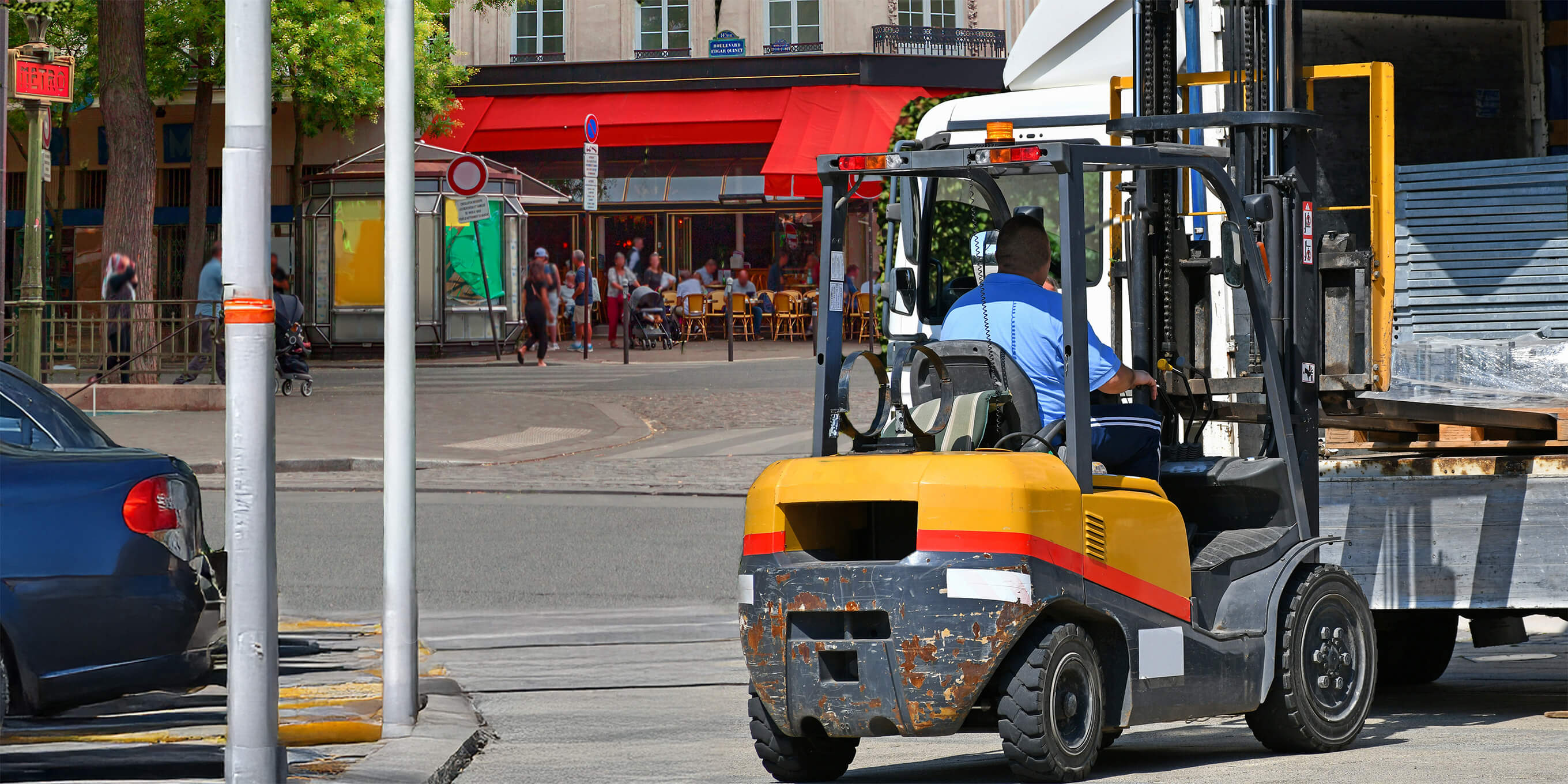 Forklift trucks on public roads: regulations, technology and driver qualifications