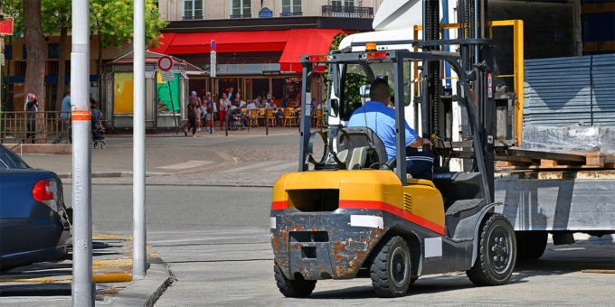 Forklift trucks on public roads: regulations, technology and driver qualifications